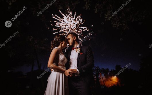 Brautpaar vor romantischem Hochzeitsfeuerwerk