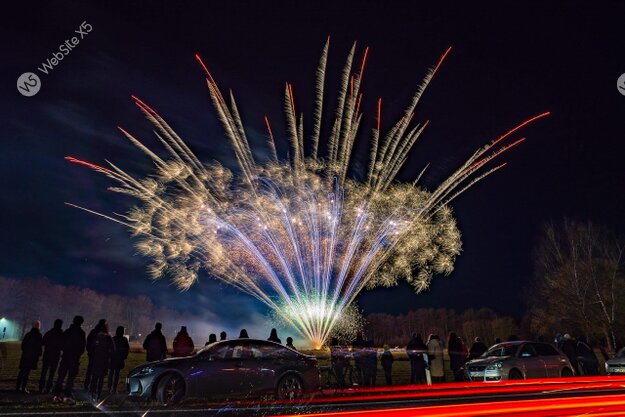 Großfeuerwerk über Stadion mit Publikum